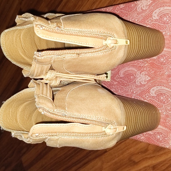 SO open toe booties. Size 9.5 - Picture 4 of 6